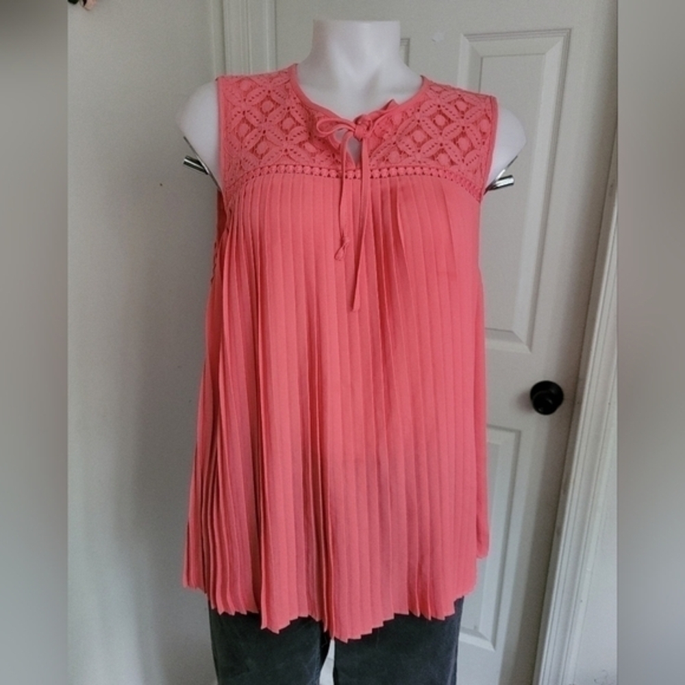 Ted Baker Sleeveless Pleated Blouse – Coral with Floral Lace and Bow size L
